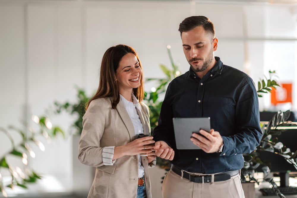 2 Personen bei der Arbeit